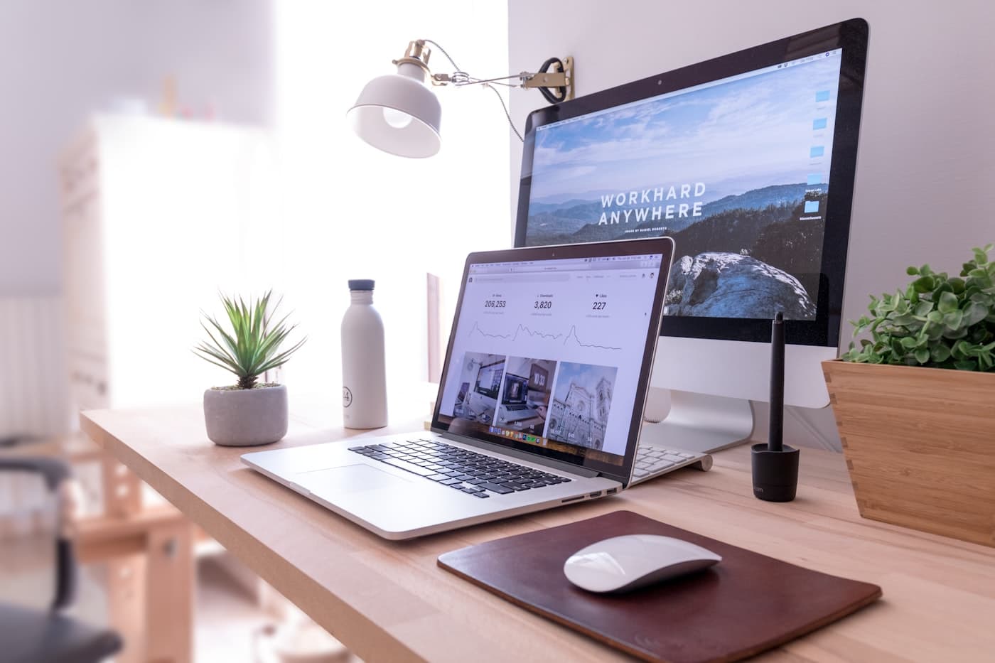 Moderner Arbeitsplatz mit Laptop und Monitor
